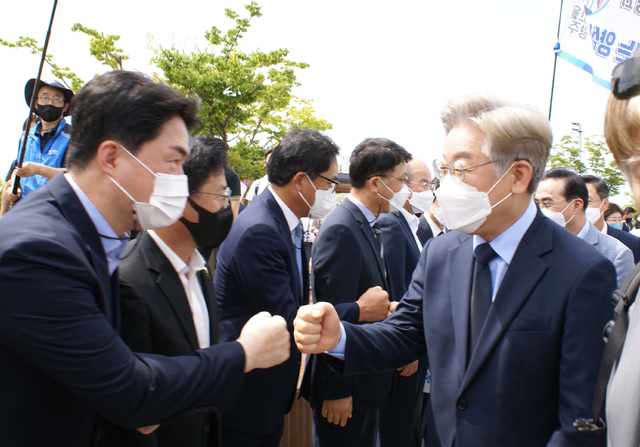 이재명지사가 15일 여수 이순신 공원에서 지지자들과 인사하고 있다.