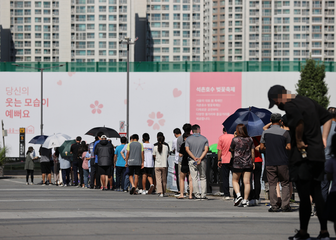 15일 오전 서울 송파구 올림픽공원 임시선별검사소에서 시민들이 코로나19 검사를 받기 위해 대기하고 있다. 연합뉴스