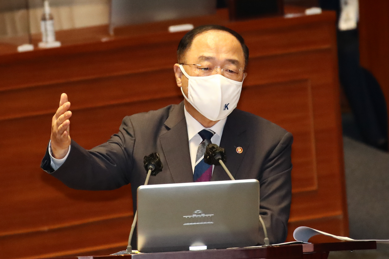 대출 만기연장·상환유예 조치가 6개월 더 연장된다. 만기는 이에 내년 3월까지 늘어난다.홍남기 부총리 겸 기획재정부 장관은 16일 정부서울청사에서 열린 비상경제 중앙대책본부 회의에서 이같이 밝혔다. 지난해 4월 시행된 만기연장 조치는 앞서 이미 두 차례 연장된 바 있다. 사진은 전날 국회 본회의에서 열린 경제분야 대정부질문에서 더불어민주당 박홍근 의원의 질문에 답변하고 있는 홍 부총리. [연합]