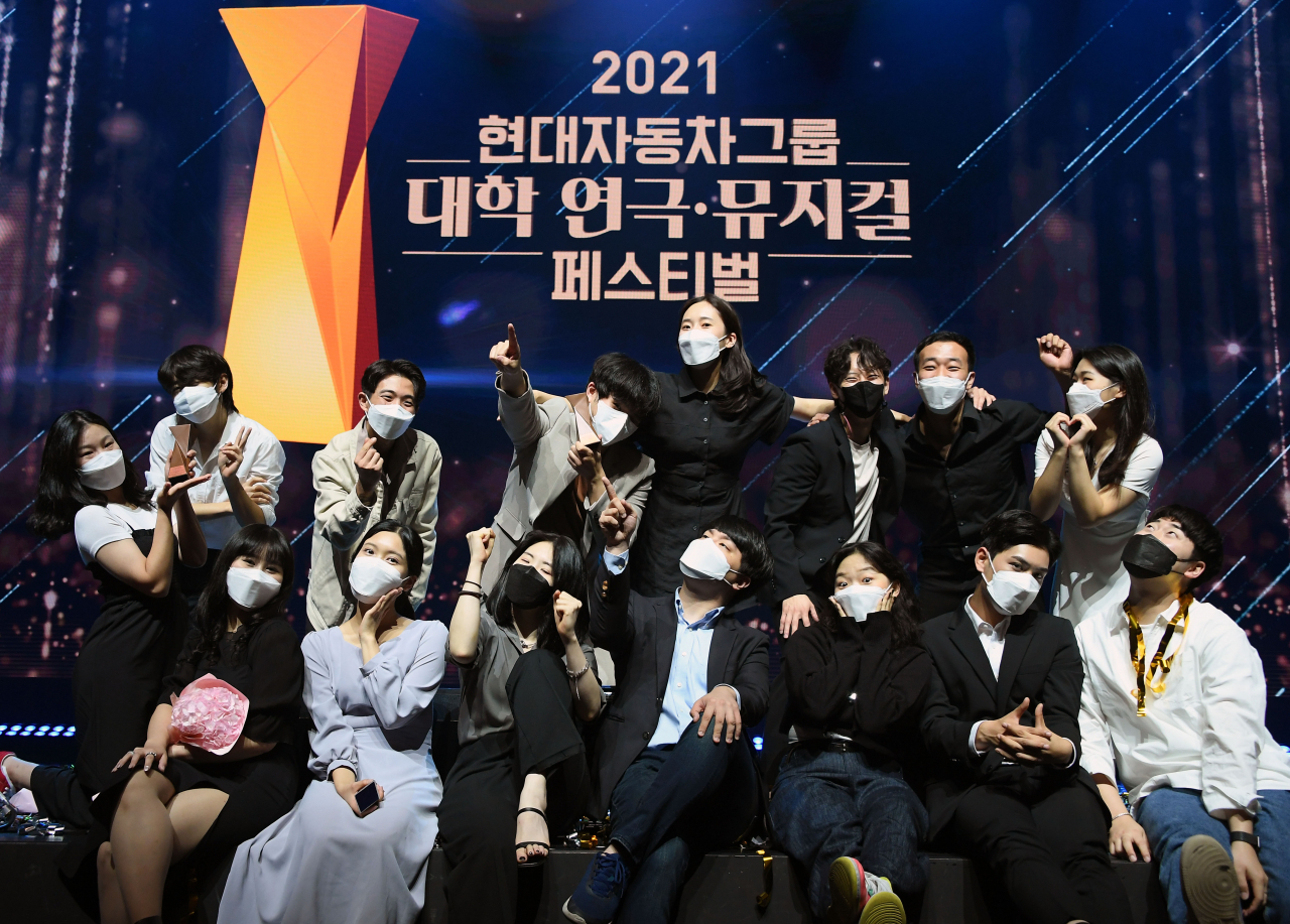 현대자동차그룹은 15일 서울시 용산구 블루스퀘어 마스터카드홀에서 ‘제9회 현대자동차그룹 대학 연극·뮤지컬 페스티벌’ 시상식을 개최했다. '9회 현대자동차그룹 대학 연극·뮤지컬 페스티벌 시상식' 수상팀들이 기념촬영을 하고 있는 모습.[현대차그룹 제공]