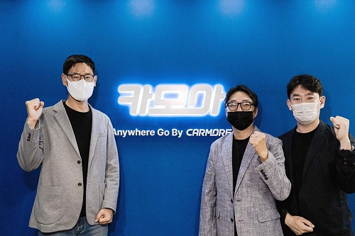 홍성주(가운데) 카모아 대표와 성장근(오른쪽) 부대표가 티맵모빌리티 이재환 전략그룹장과 업무협약 체결 뒤 기념촬영을 하고 있다.[카모아 제공]