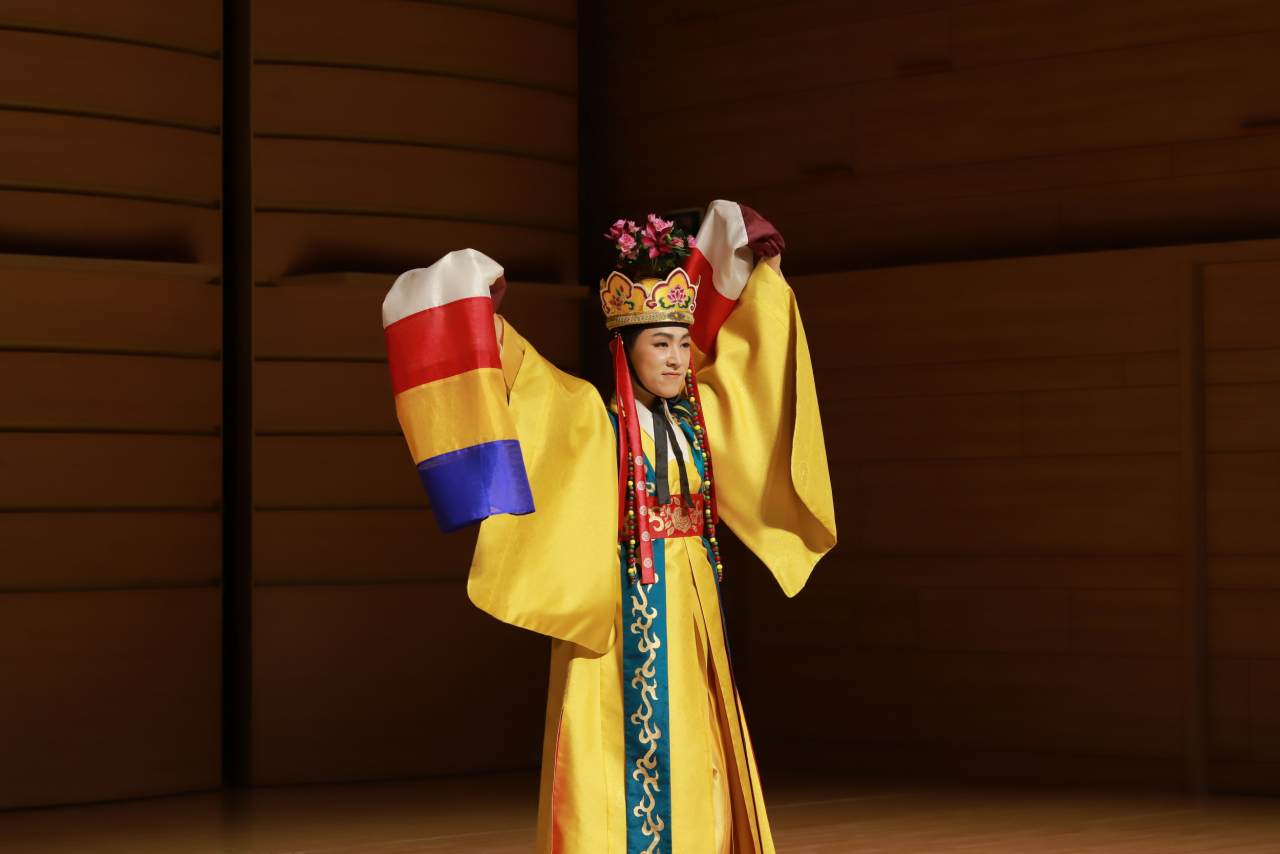 제15회 국립국악원 온나라 전통춤 경연대회에서 대상을 수상한 이승찬씨의 춘앵전 공연 모습 [국립국악원 제공]