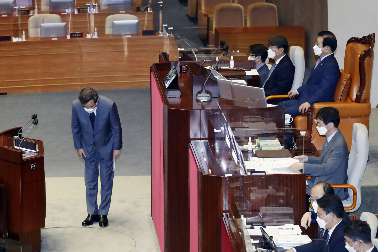 더불어민주당 이낙연 의원이 15일 서울 여의도 국회 본회의에서 자신의 사직안 표결에 앞서 의원들에게 인사하고 있다. [연합]