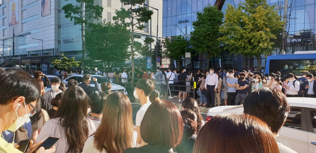 16일 오전 8시께 서울 지하철 4호선 미아사거리역 인근 버스정류장 모습. 미아사거리역을 지나던 열차가 고장이 나면서 내린 승객들이 버스정류장에 몰려 북새통을 이루고 있다. [연합]