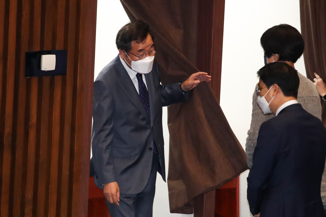 지난 15일 국회에서 열린 본회의에서 더불어민주당 이낙연 의원이 본인의 사직안에 대한 투표를 마친 뒤 기표소를 나오고 있다. [연합]