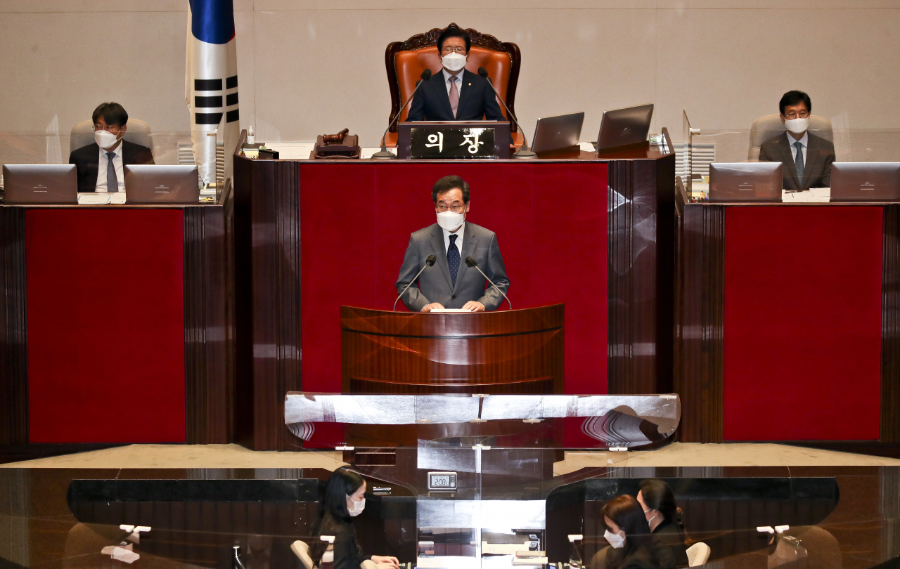 더불어민주당 대권주자인 이낙연 전 대표가 15일 서울 여의도 국회에서 열린 본회의에서 본인의 의원직 사직안에 대한 신상발언을 하고 있다. [연합]