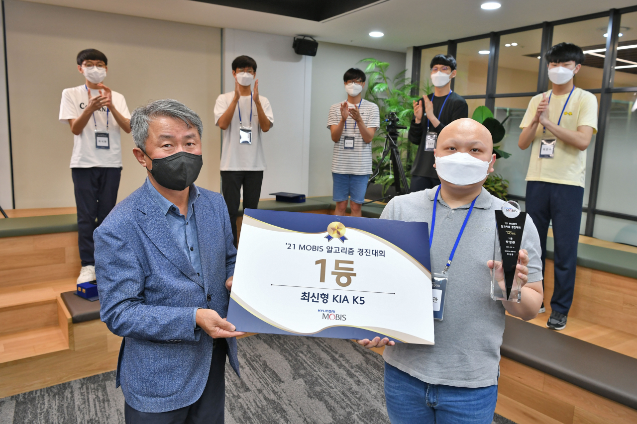 현대모비스 본사 사옥의 엠.라운지(M.Lounge)에서 열린 시상식에서 ‘2021 현대모비스 알고리즘 경진대회’ 우승자들이 성기형 부사장(왼쪽)으로부터 상장과 부상을 전달받고 있다. [현대모비스 제공]