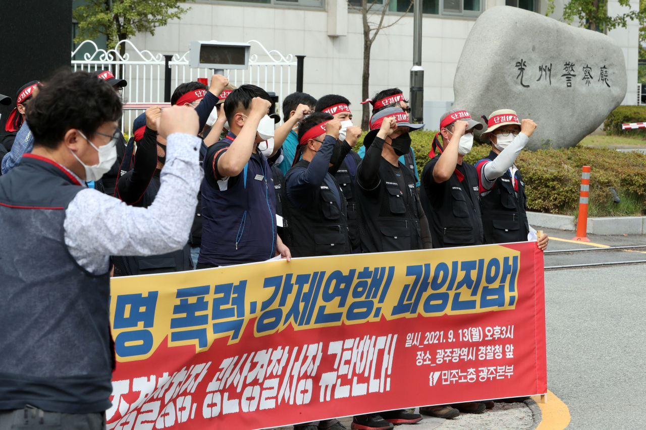 호남샤니 광주공장에서 배송노선 조정 등을 요구하며 열이틀째 운송 거부를 이어가는 화물연대 조합원이 지난 13일 오후 광주경찰청 앞에서 공권력 대응에 규탄하며 기자회견을 하고 있다. [연합]