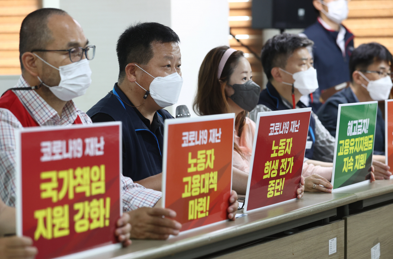 특별고용지원업종 유급 고용유지지원금 지급 기간이 30일 연장된다. 코로나19로 매출에 타격을 입은 항공업계 등을 위한 조치다. 이달 말 지원기간 종료를 앞둔 대상 기업들은 일단 한숨 돌리게 됐다. 사진은 지난 9일 서울 중구 민주노총에서 코로나19 고용위기 노동자 대책 촉구 기자회견을 하고 있는 민주노총 공공운수노조 및 서비스연맹 관계자. [연합]