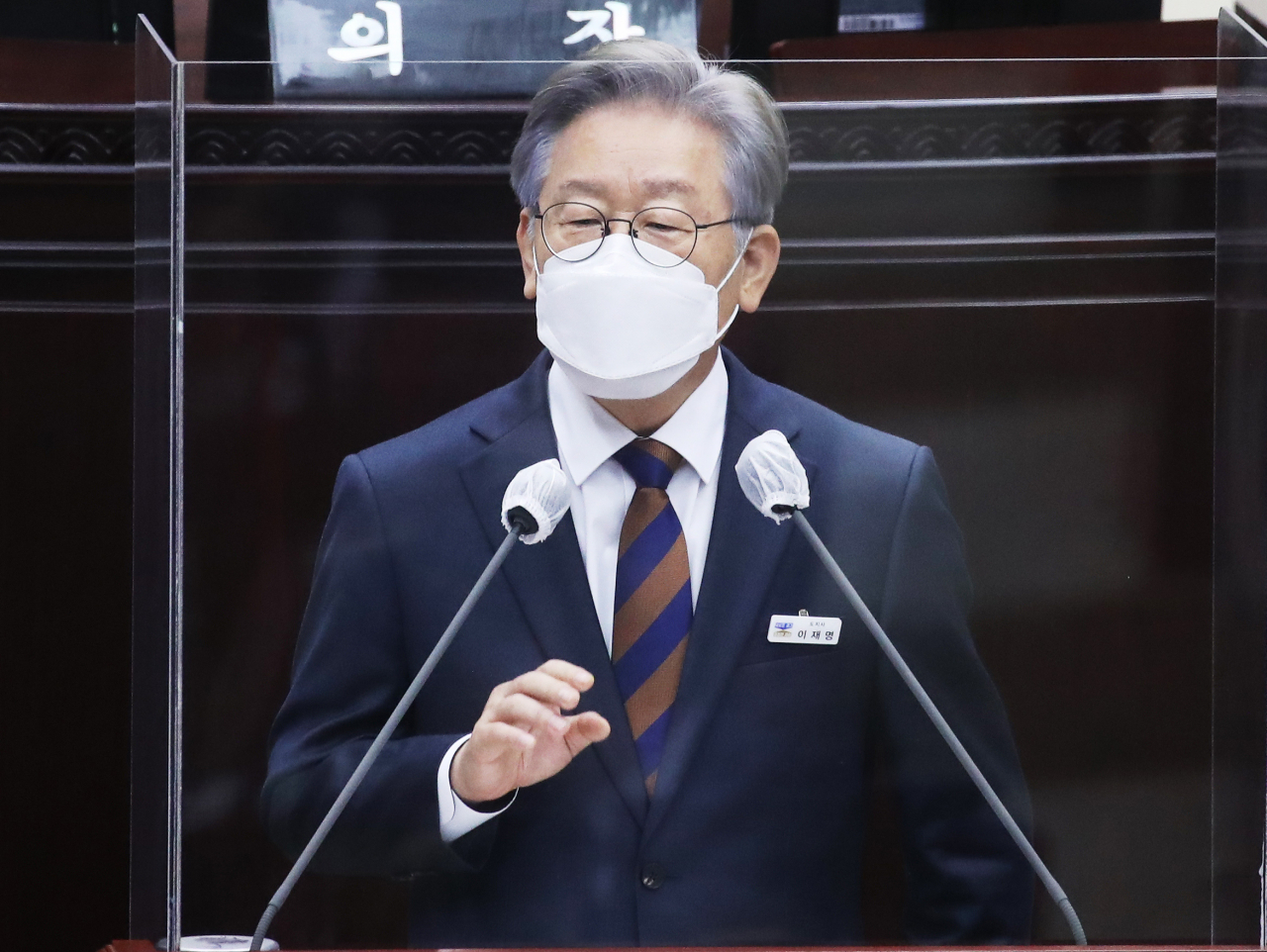 이재명 경기도지사가 15일 오전 경기도 수원시 경기도의회에서 열린 제354회 임시회 제4차 본회의에서 제3차 경기도 재난기본소득 등이 포함된 추가경정 예산안이 통과된 후 인사말을 하고 있다. [연합]