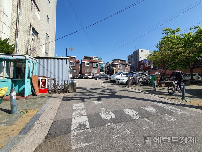 동원전통종합시장 주차장.