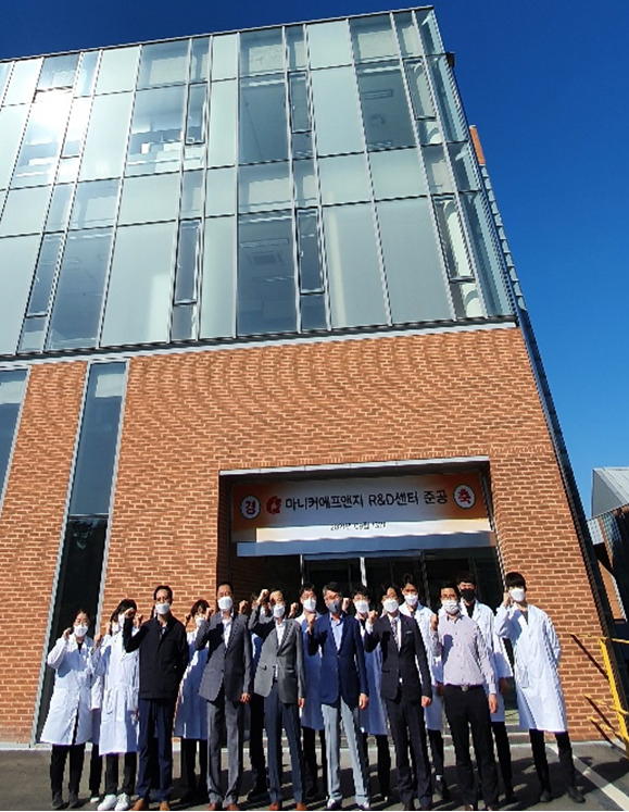 마니커에프앤지 직원들이 16일 새로 준공한 R&D(연구개발)센터 앞에서 기념 사진을 찍고 있다. [마니커에프앤지 제공]