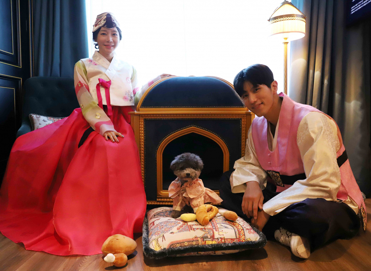 신세계백화점과 레스케이프가 추석을 맞이해 ‘레스케이프 펫 스위트(420만원)’와 벨기에산 친환경 소재를 활용한 ‘레스케이프 펫 소파(65만원)’ 등 강아지 전용 선물세트를 내놨다.[신세계백화점 제공]