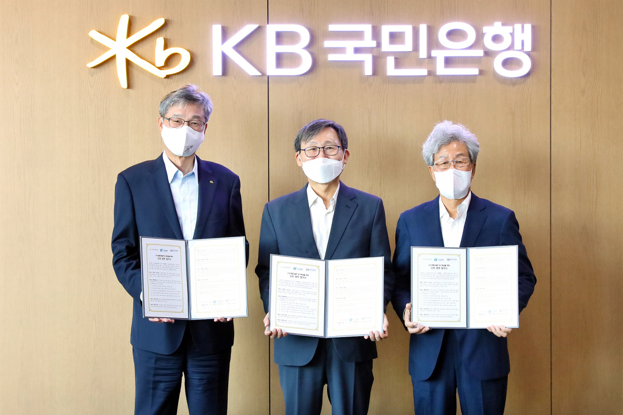 지난 15일 KB국민은행 여의도 본점에서 협약식을 체결하고 허인(왼쪽) KB국민은행장, 문재도 수소융합얼라이언스 회장, 김수보(오른쪽) 엔지니어링공제조합 이사장이 기념촬영을 하고 있다.