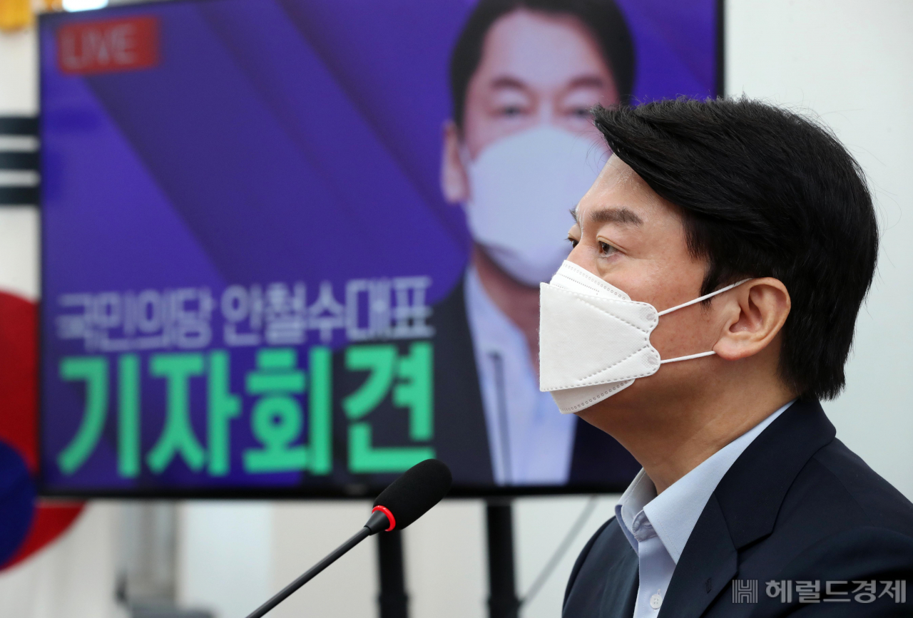 [헤럴드경제=이상섭 기자] 안철수 국민의당 대표가 16일 서울 여의도 국회에서 기자간담회를 하고 있다.