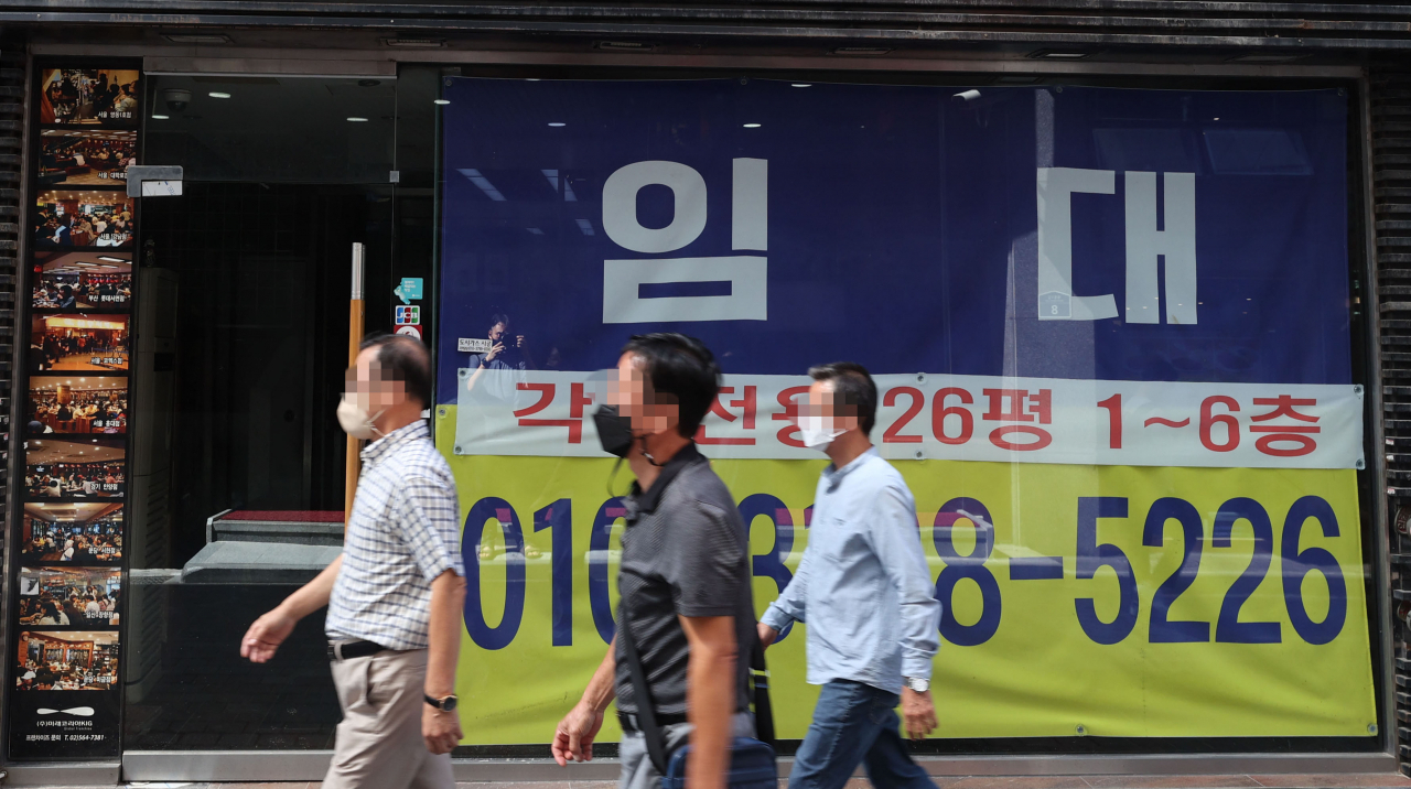 15일 오후 서울 중구 명동의 한 건물에 임대 안내문이 붙어 있는 모습[연합]