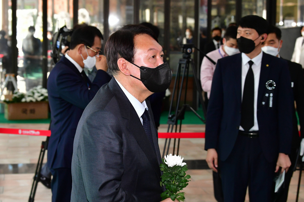 국민의힘 대권주자인 윤석열 전 검찰총장이 15일 서울 여의도순복음교회에 마련된 고 조용기 목사의 빈소를 찾아 조문하고 있다. [연합뉴스]
