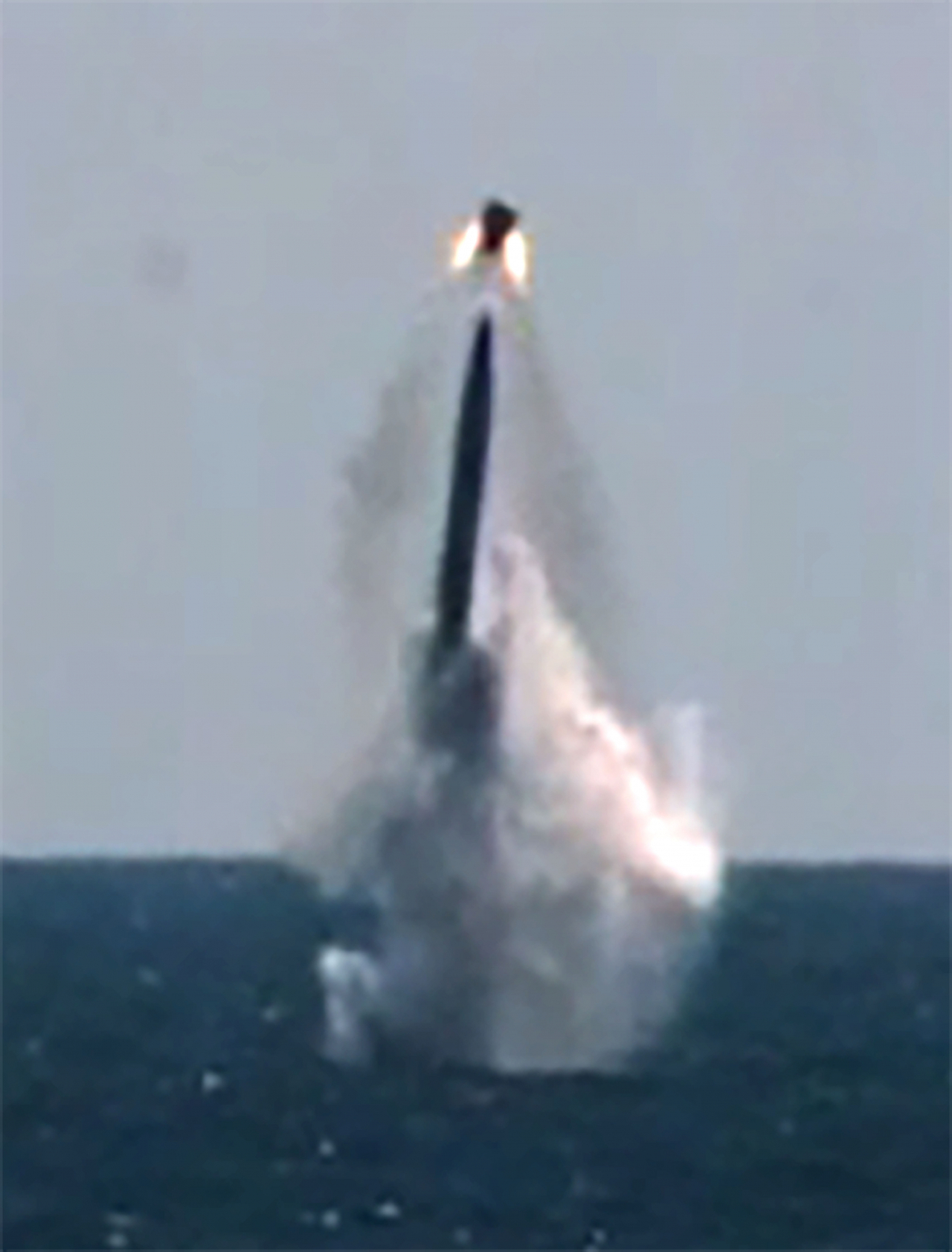 우리나라가 독자 개발한 잠수함발사탄도미사일(SLBM)이 15일 도산안창호함(3천t급)에 탑재돼 수중에서 발사되고 있다. 이날 발사시험은 국방과학연구소 종합시험장에서 문재인 대통령을 비롯해 정부와 군의 주요 인사들이 참석한 가운데 이뤄졌다. SLBM은 잠수함에서 은밀하게 운용할 수 있으므로 전략적 가치가 높은 전력으로 평가된다. 현재 미국, 러시아, 중국, 영국, 프랑스, 인도 등 6개국만 운용하고 있는 무기체계로, 한국이 세계 7번째 SLBM 운용국이 됐다.[연합]