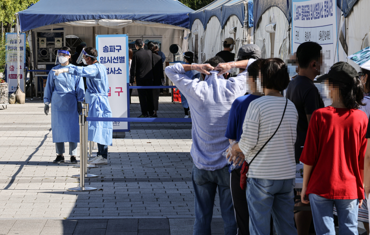 16일 오전 서울 송파구 올림픽 공원에 설치된 송파구 신종 코로나바이러스 감염증(코로나19) 임시 선별진료소에 검사를 받으려는 시민들이 줄지어 서 있다. 이날 보건당국은 코로나19 신규확진자가 1943명 증가했다고 발표했다. 신규 확진자 중 수도권 확진이 이틀째 80% 안팎을 기록해, 귀성을 앞둔 추석 방역 '비상'이 걸렸다. 연합뉴스
