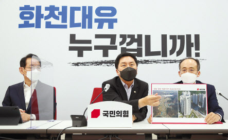 더불어민주당 유력 대권주자인 이재명 경기지사의 성남시장 재직 시절 대장지구 개발 사업을 두고 국민의힘이 거세게 의혹을 제기하며 공세를 이어 가고 있다. 15일 경기도청에서 제3차 경기도 재난기본소득 지급 관련 기자회견을 하고 있는 이재명(위쪽) 지사와 16일 국회에서 ‘이재명 경기도지사 대장동게이트 진상조사 TF’회의를 가진 김기현 국민의힘 원내대표. 이상섭 기자·[연합]