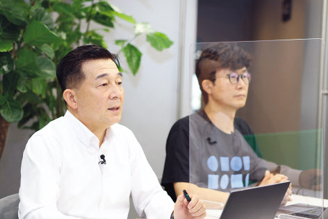 김태창(왼쪽) 네이버클라우드 전무, 장범식 네이버클라우드 리더가 16일 온라인으로 진행된 기자간담회에서 발표하고 있다. [네이버 제공]
