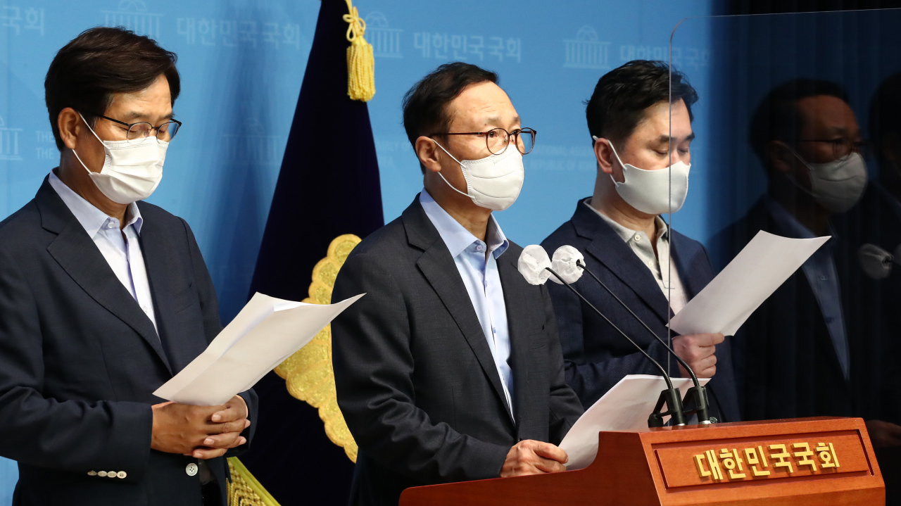 더불어민주당 신동근(왼쪽부터), 홍영표, 김종민 의원이 지난달 16일 국회 소통관에서 민주당 대선 경선 후보들에게 정치개혁과 기본소득에 대한 치열한 논쟁 참여를 제안하는 입장문을 발표하고 있다. [연합]