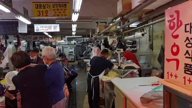 15일 서울 성동구 마장축산물시장이 차량과 인파로 붐비고 있다. 한희라 기자