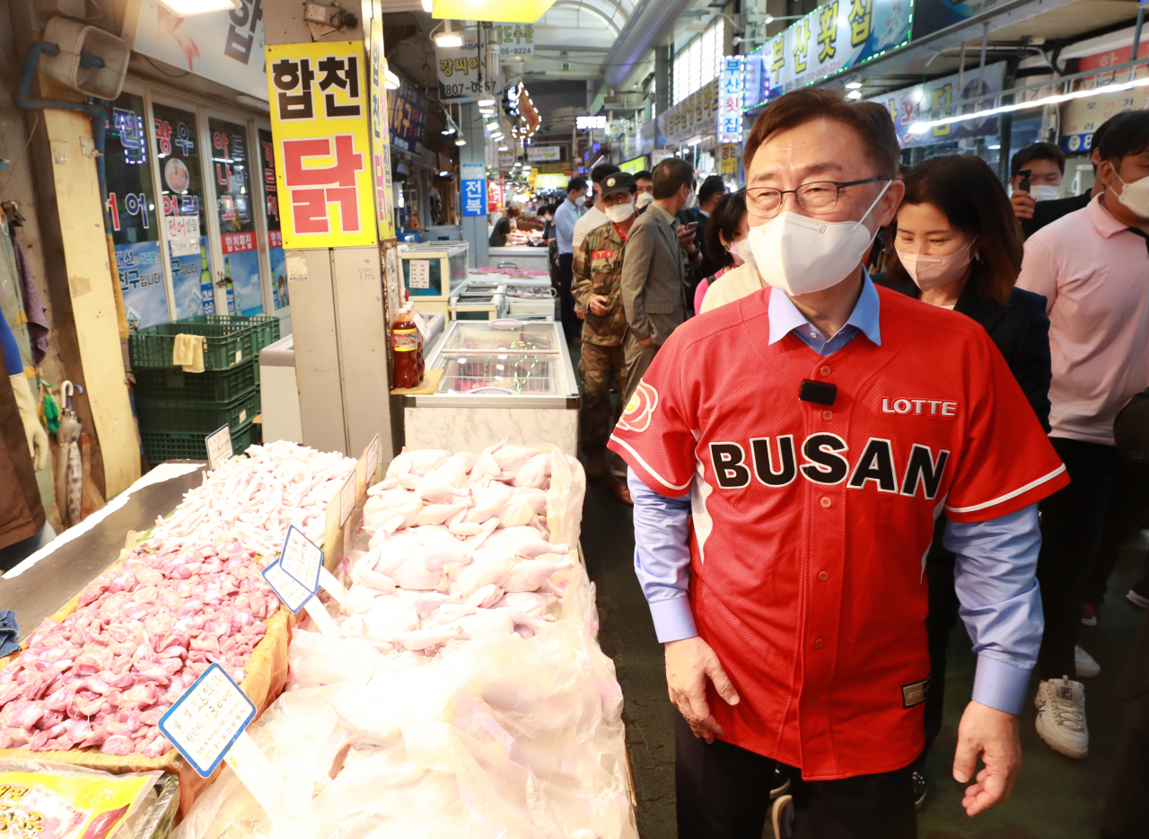 국민의힘 대선 주자인 최재형 전 감사원장이 13일 부산 부전시장을 찾아 상인들과 인사를 나누고 있다. [연합]
