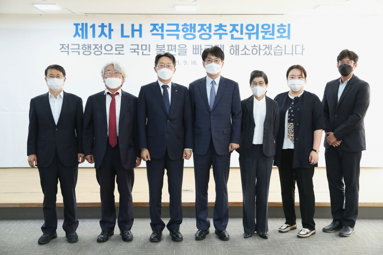 16일 LH 서울지역본부에서 적극행정추진위원회 제1차 회의가 개최됐다. 왼쪽부터 박상진 예금보험공사 상임이사, 하기주 경일대학교 교수, 김현준 LH 사장, 김광묵 LH 적극행정추진위원회 위원장, 장경순 중소기업중앙회 상임감사, 권경현 법무법인 진운 대표변호사, 김승범 경상국립대학교 교수. [LH 제공]