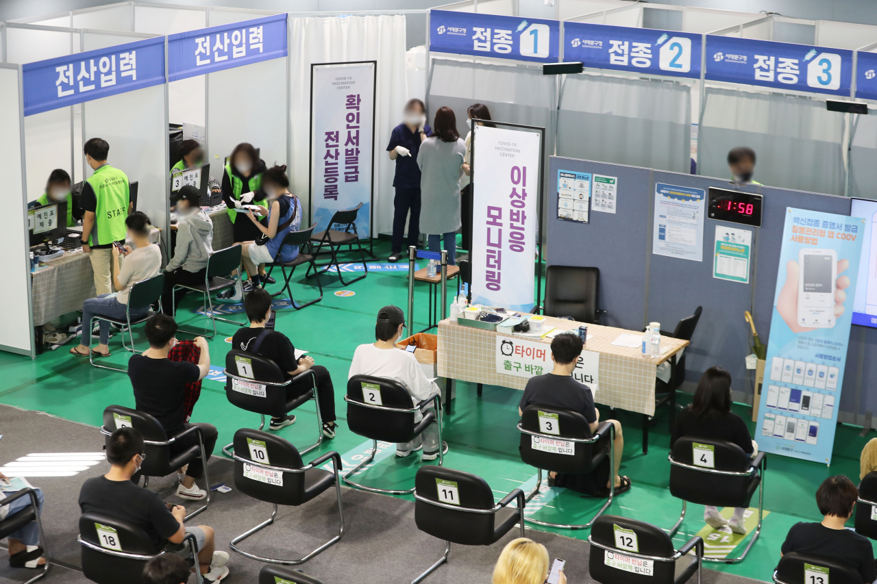 15일 오후 서울 서대문구 북아현문화체육센터에 마련된 코로나19 예방접종센터에서 시민들이 백신 접종을 마친 뒤 이상 반응 모니터링을 하고 있다. [연합]