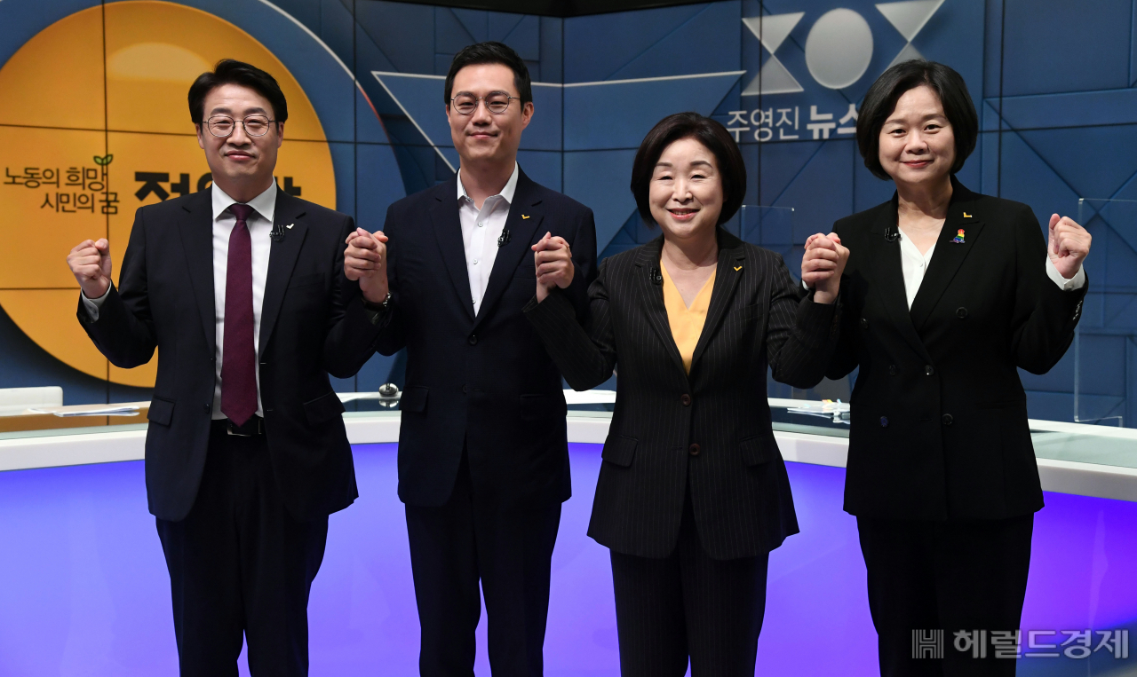 김윤기(왼쪽부터), 황순식, 심상정, 이정미 정의당 대선 경선후보가 지난 11월 16일 오후 서울 양천구 SBS에서 열린 1차 방송토론회에 참석해 포즈를 취하고 있다. 이상섭 기자