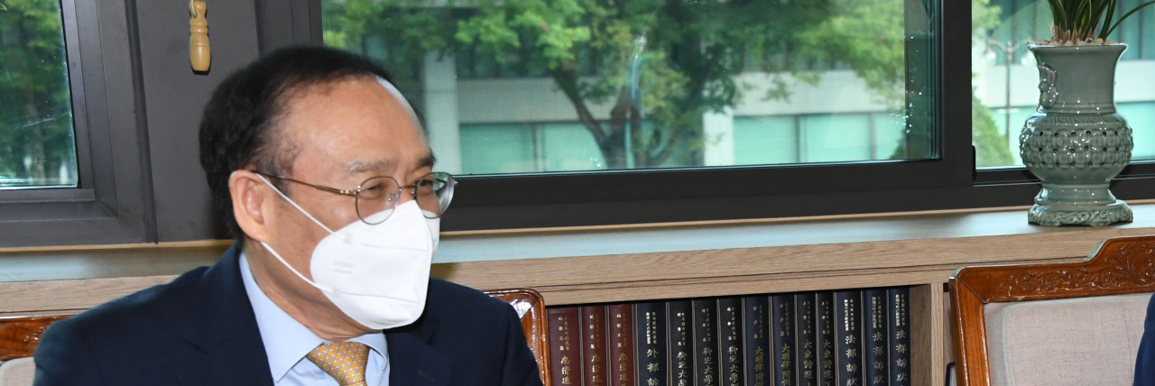 서울대가 오는 10월부터 대면수업을 선언했다. 서울대 오세정 총장은 15일 학내 구성원에게 보낸 메일을 통해 “10월부터는 대학의 교육과 연구 기능의 정상화를 위해 코로나19과 더불어 살기로 지혜롭게 전환하려는 시도를 하고자 한다”고 밝혔다.[연합]
