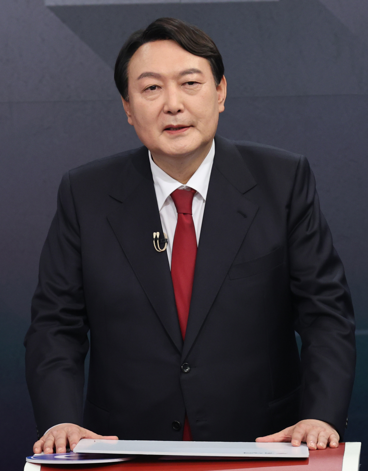 국민의힘 대권주자인 윤석열 전 검찰총장이 16일 서울 중구 TV조선 스튜디오에서 열린 제20대 대통령선거 경선후보자 1차 방송토론회에서 토론을 준비하고 있다. 연합뉴스