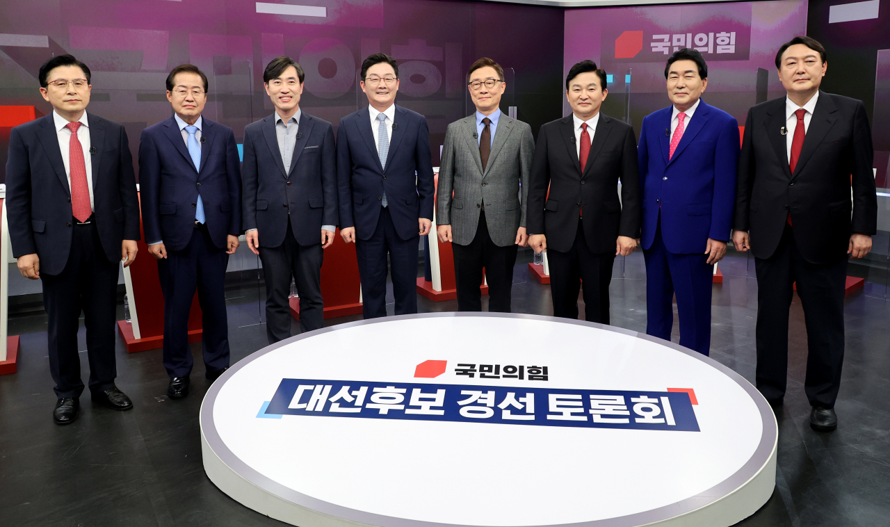 국민의힘 윤석열(오른쪽부터), 안상수, 원희룡, 최재형, 유승민, 하태경, 홍준표, 황교안 대선 경선 예비후보들이 16일 서울 중구 TV조선 스튜디오에서 열린 제20대 대통령선거 경선후보자 1차 방송토론회에서 기념촬영을 하고 있다. [연합]