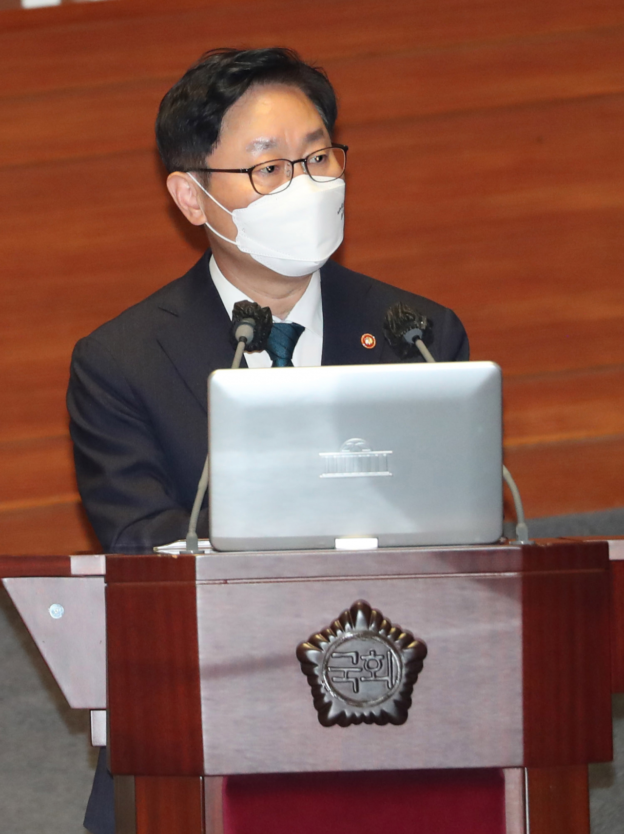 박범계 법무부 장관이 16일 서울 여의도 국회 본회의에서 진행된 교육·사회·문화 분야 대정부질문에서 답변하고 있다. [연합뉴스]