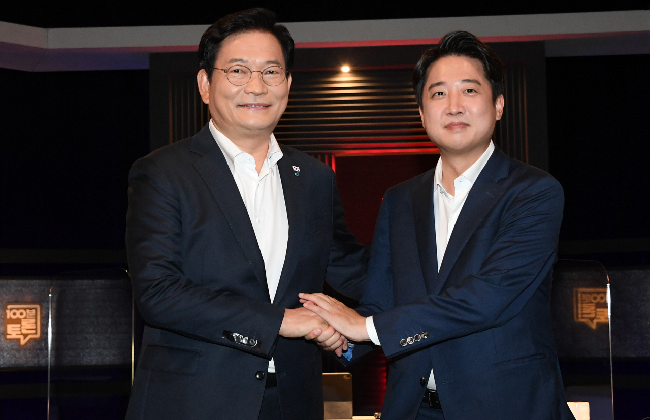 송영길 더불어민주당 대표(왼쪽)와 이준석 국민의힘 대표가 16일 오후 서울 상암동 MBC에서 열린 100분 토론 '추석특집 여야 당대표 토론, 민심을 읽다'에서 기념촬영을 하고 있다. [연합]