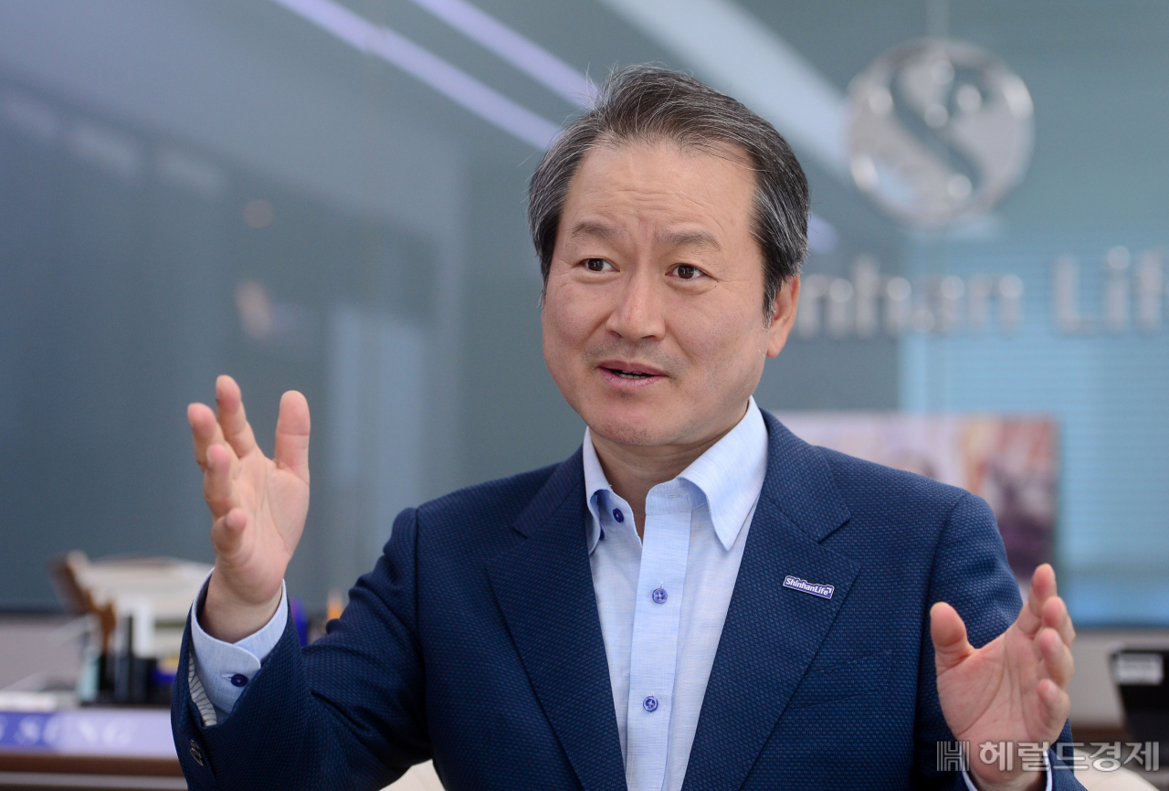 [헤럴드경제=이상섭 기자] 13일 오후 서울 중구 신한L타워에서 성대규 신한라이프 사장이 본지와 인터뷰를 하고 있다.