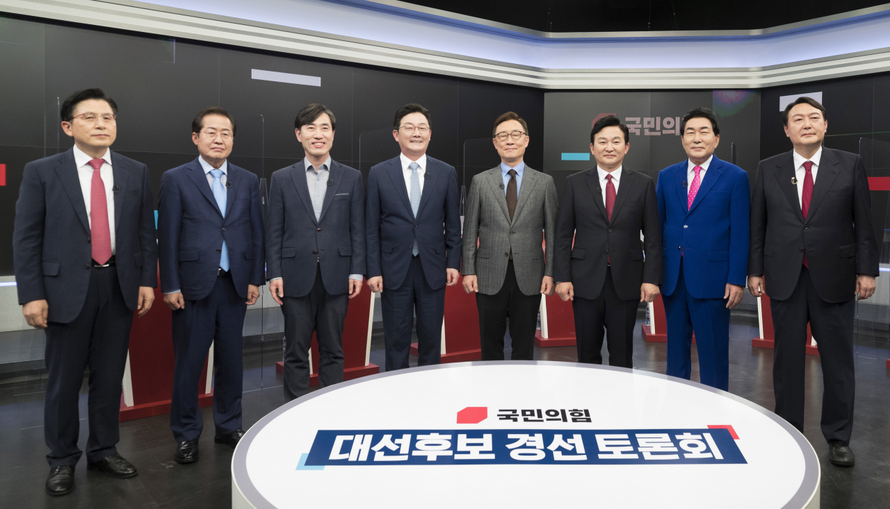 16일 서울 중국 TV조선에서 열린 국민의힘 대선 후보 경선 토론회에 나선 예비후보들 모습. [연합]