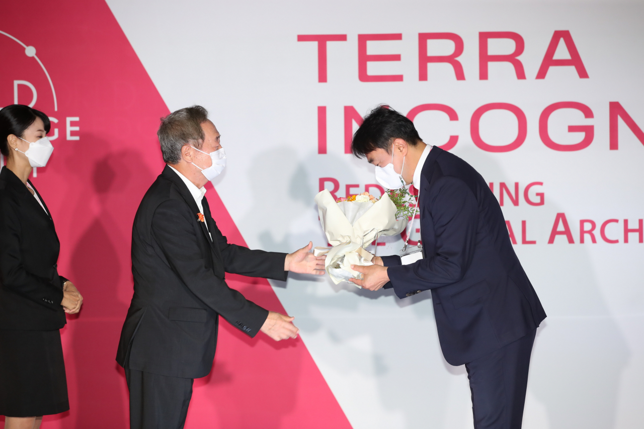 ‘2021 대한민국 지식혁신 스마트시티 대상’시상식에서 우수상을 수상하는 김상호(오른쪽) 하남시장