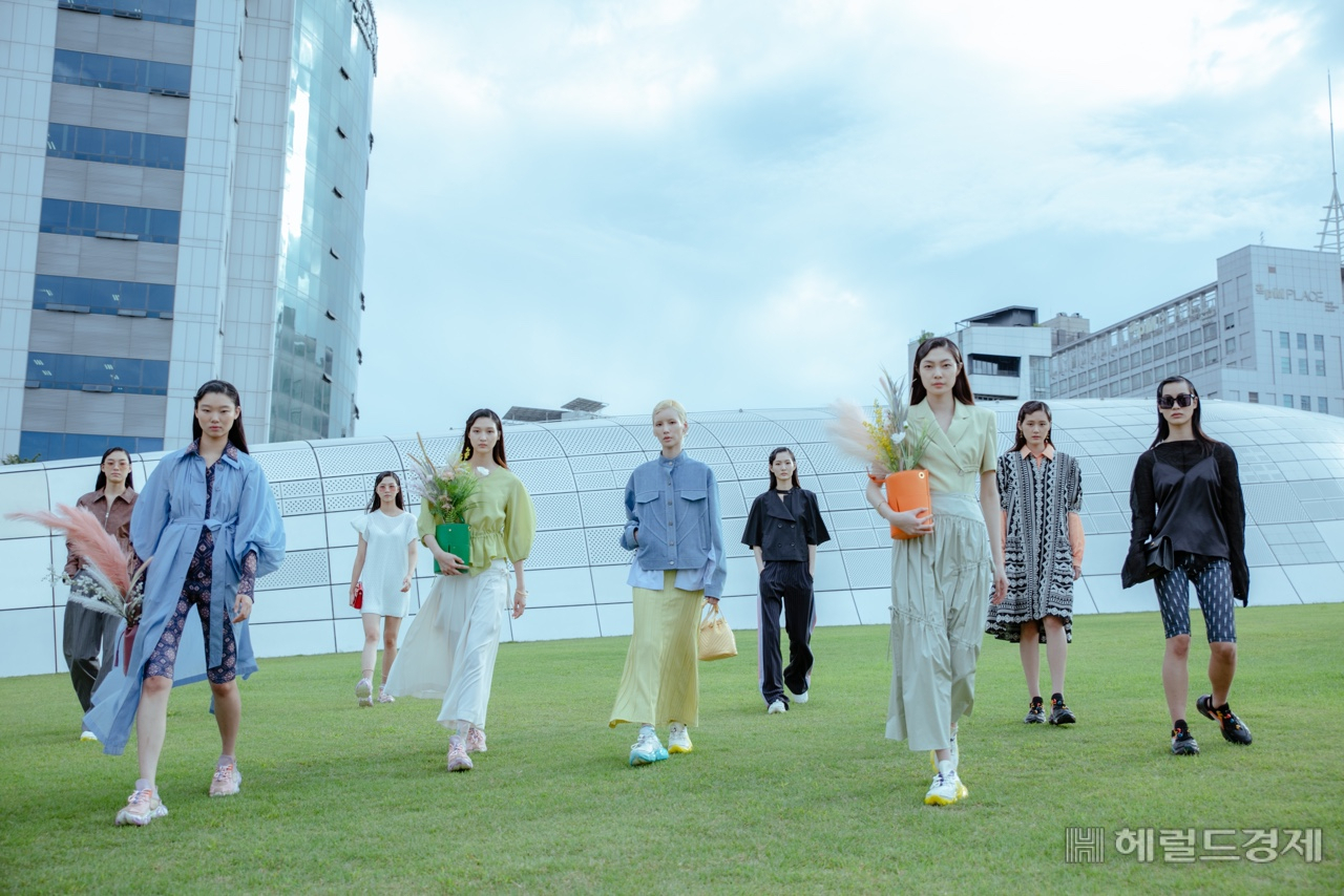 서울패션위크 디자이너 이청청의 '라이' 2022 S/S 컨셉. [서울시 제공]