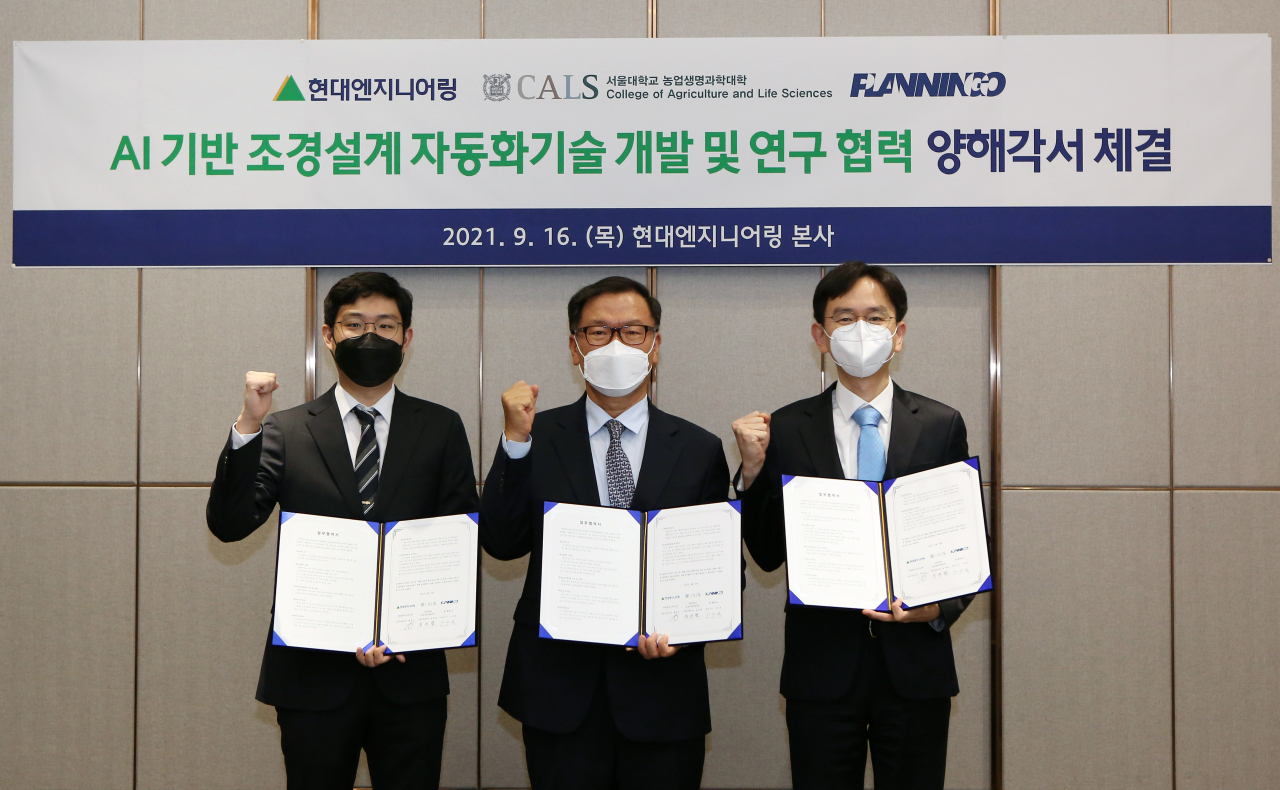 현대엔지니어링이 지난 16일 서울대 농업생명과학대학, 플래닝고와 '인공지능(AI) 기반 공동주택 조경설계 자동화기술 개발 및 협력'에 대한 양해각서(MOU)를 체결했다. 신진욱 플래닝고 대표이사와 황헌규 현대엔지니어링 건축사업본부장 부사장, 류영렬 서울대 농업생명과학대학 부학장(왼쪽부터)이 기념촬영을 하고 있다. [현대엔지니어링 제공]