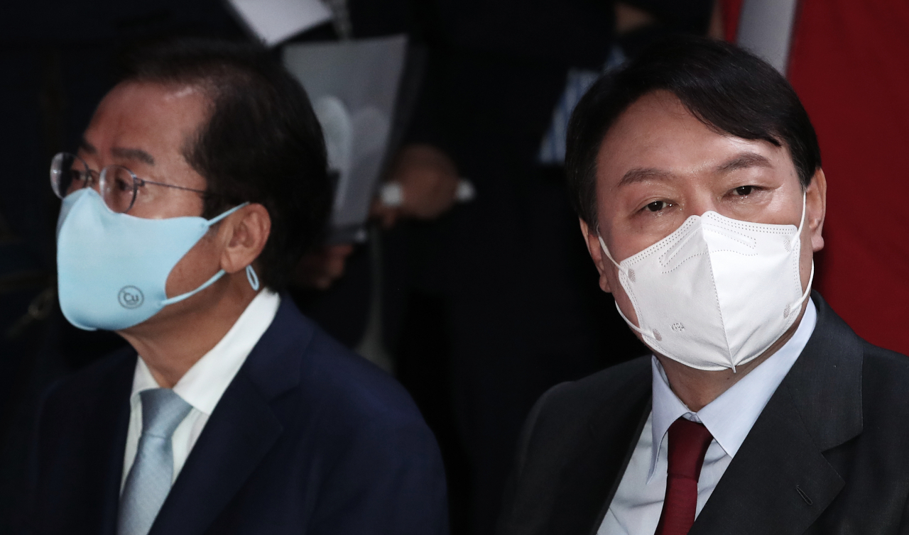 국민의힘 대권주자인 윤석열 전 검찰총장(오른쪽)과 홍준표 의원. [연합]