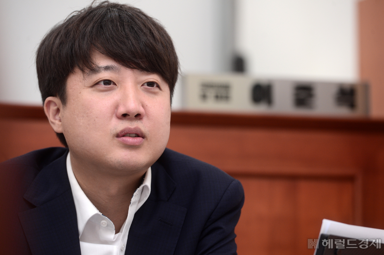 이준석 국민의힘 대표가 14일 오후 국회 국민의힘 당대표실에서 헤럴드경제와 인터뷰를 가지고 있다. [박해묵 기자/mook@heraldcorp.com]