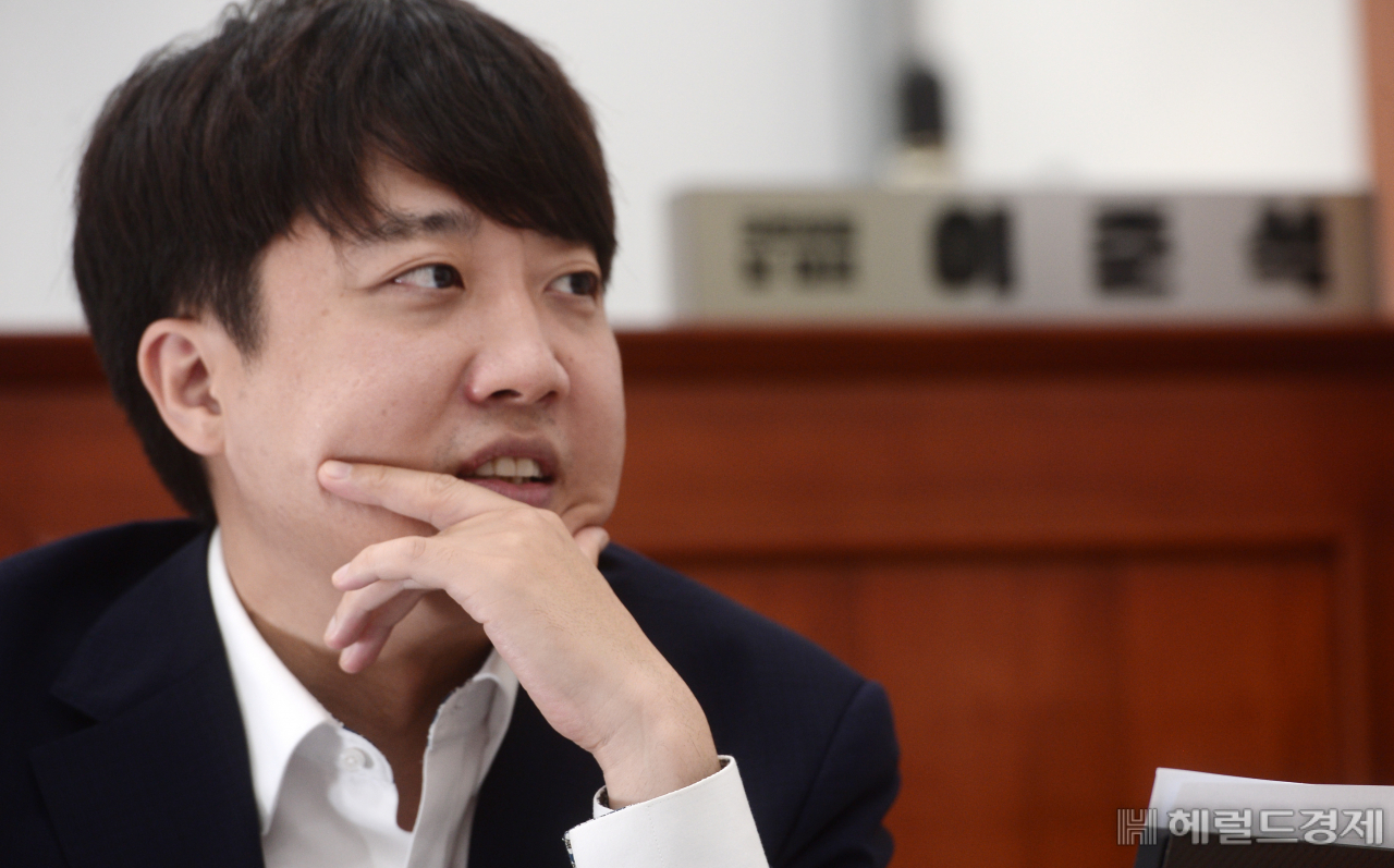 이준석 국민의힘 대표가 14일 오후 국회 국민의힘 당대표실에서 헤럴드경제와 인터뷰를 가지고 있다. [박해묵 기자/mook@heraldcorp.com]