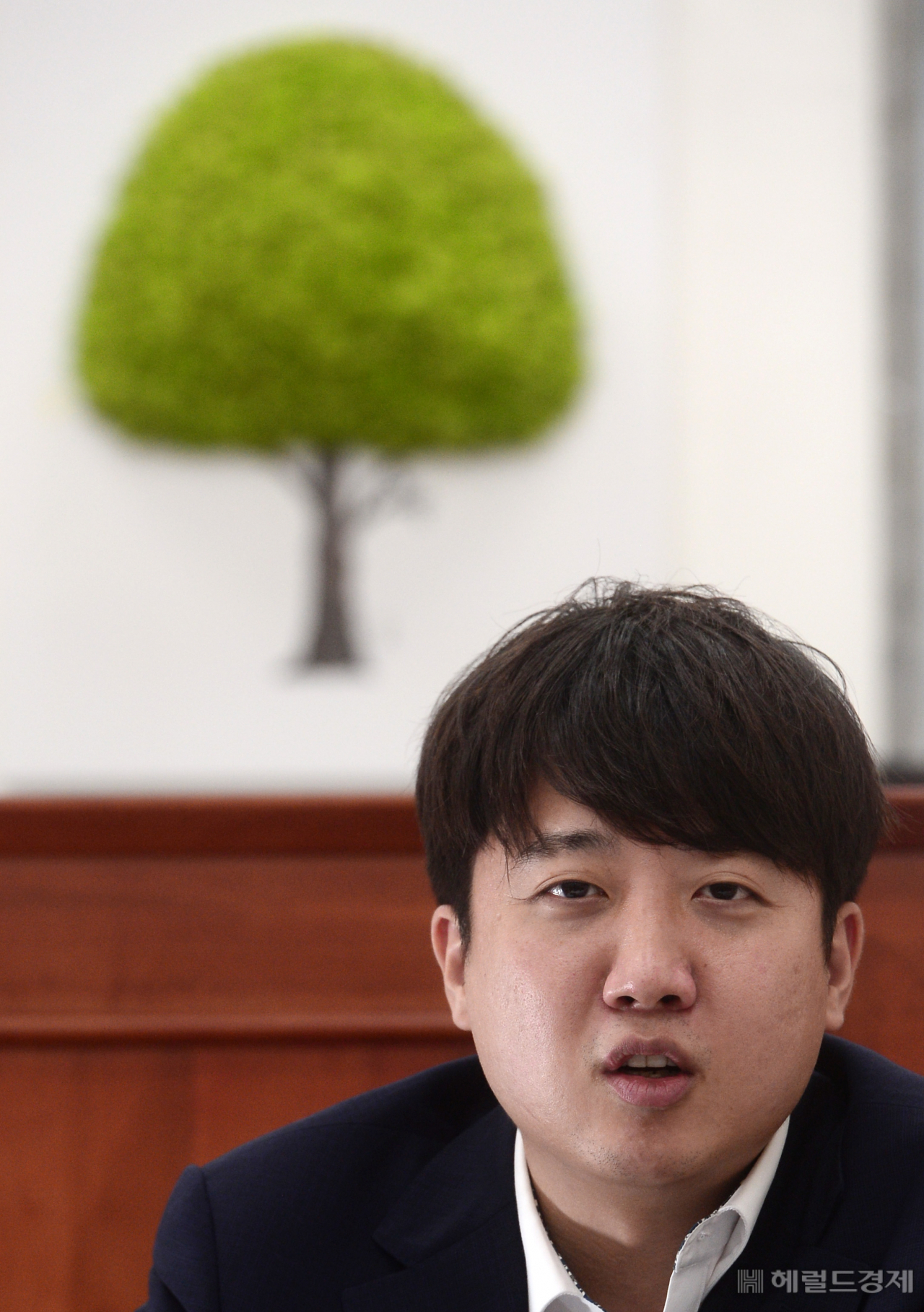 이준석 국민의힘 대표가 14일 오후 국회 국민의힘 당대표실에서 헤럴드경제와 인터뷰를 가지고 있다. [박해묵 기자/mook@heraldcorp.com]