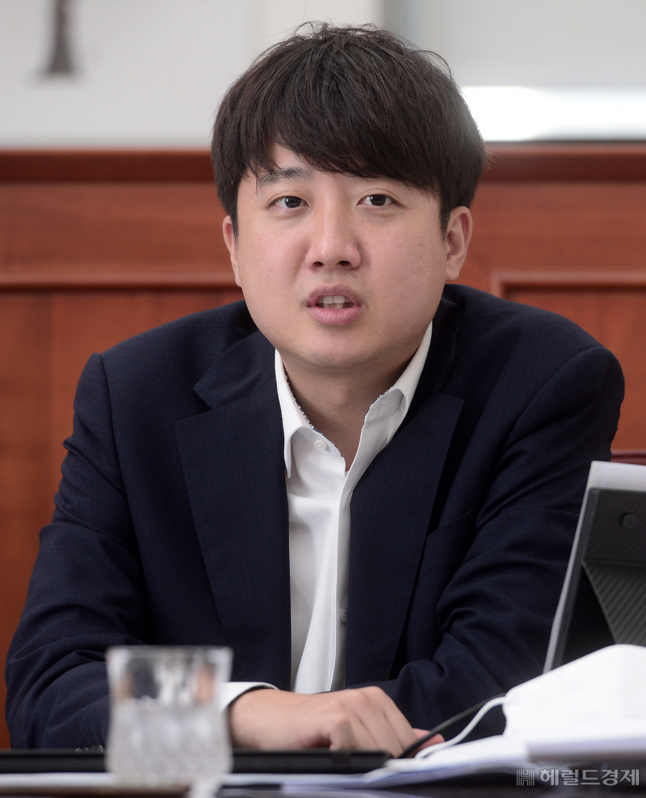 이준석 국민의힘 대표가 14일 오후 국회 국민의힘 당대표실에서 헤럴드경제와 인터뷰를 가지고 있다.
