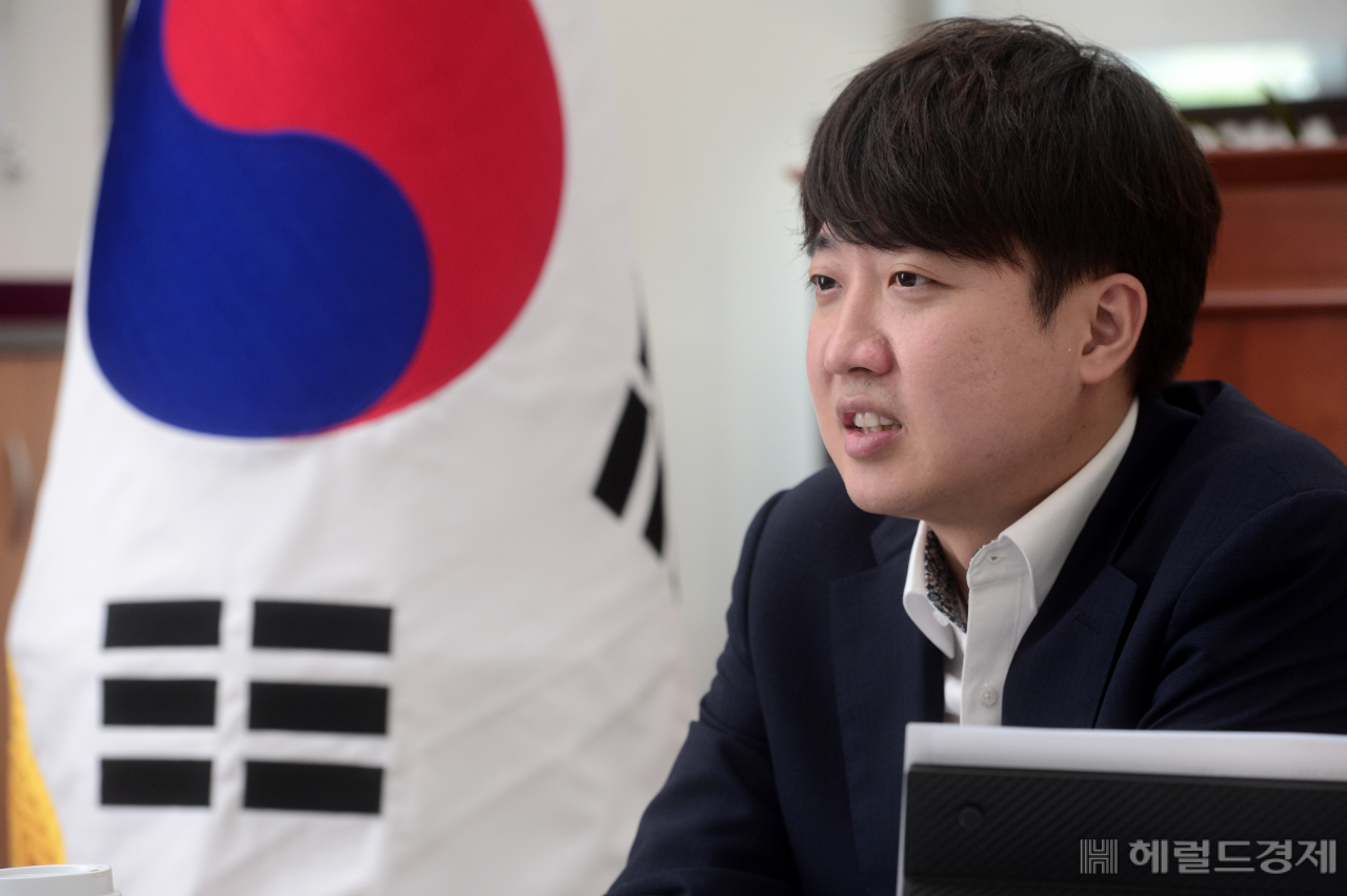 이준석 국민의힘 대표가 14일 오후 국회 국민의힘 당대표실에서 헤럴드경제와 인터뷰를 가지고 있다. [박해묵 기자/mook@heraldcorp.com]