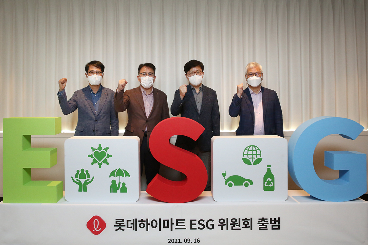 롯데하이마트가 이사회 내 ESG 위원회를 신설한다. 롯데하이마트 황영근 대표(사진 왼쪽에서 두번째)가 위원장으로 선임된 사외이사 정도진 중앙대학교 경영학부 교수(사진 왼쪽에서 세번째), 함께 위원회를 맡게 된 사외이사 이희옥 성균관대학교 교수(사진 오른쪽 첫번째), 사내이사 맹중오 롯데하이마트 상품본부장(사진 왼쪽 첫번째)과 기념촬영을 하고 있다. [롯데하이마트 제공]
