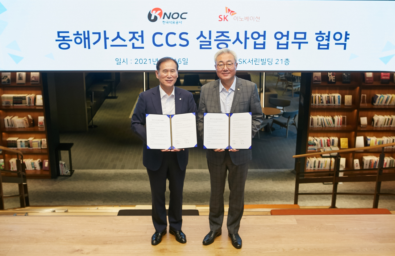 SK이노베이션은 16일 서울 종로구 SK서린빌딩에서 한국석유공사와 이산화탄소 포집 및 저장(CCS) 사업 관련 정부의 다부처 국책과제를 수행하기 위한 업무협약을 맺었다. 왼쪽부터 김동섭 한국석유공사 사장, 김준 SK이노베이션 총괄사장이 기념촬영을 하고 있다. [SK이노베이션 제공]