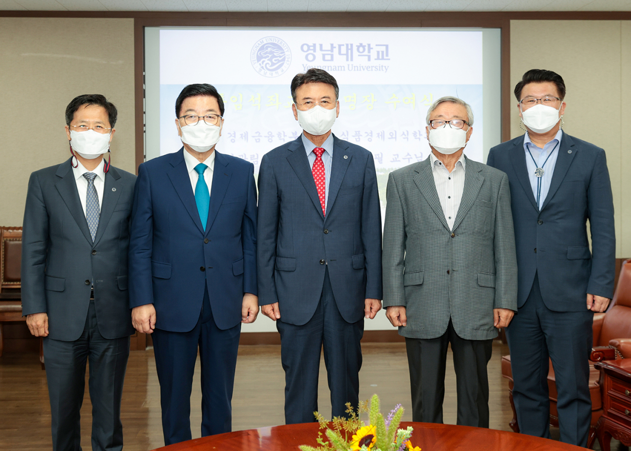 최외출 영남대 총장은 지난 14일 총장 접견실에서 김광림 전 국회의원과 이동필 전 농림축산식품부 장관에게 임명장 수여, 특임석좌교수로 임명했다.[영남대 제공]